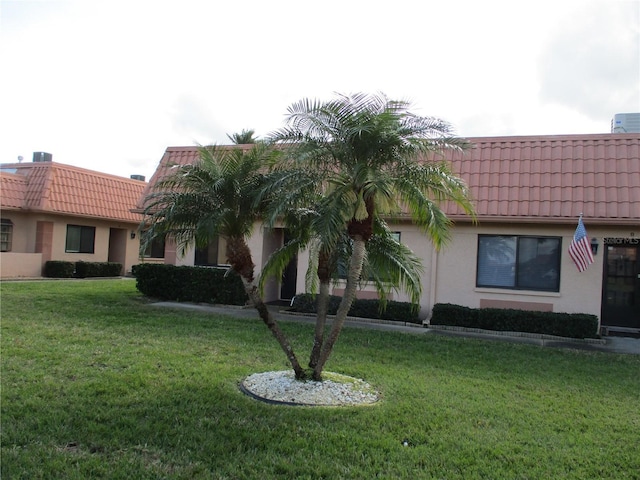 view of front of house featuring a front yard