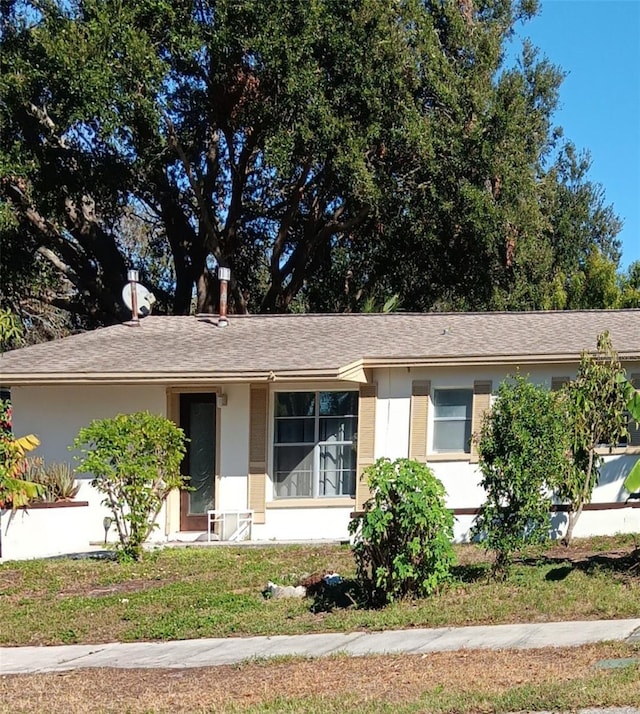 ranch-style home featuring a front lawn