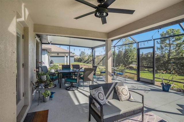 sunroom with ceiling fan