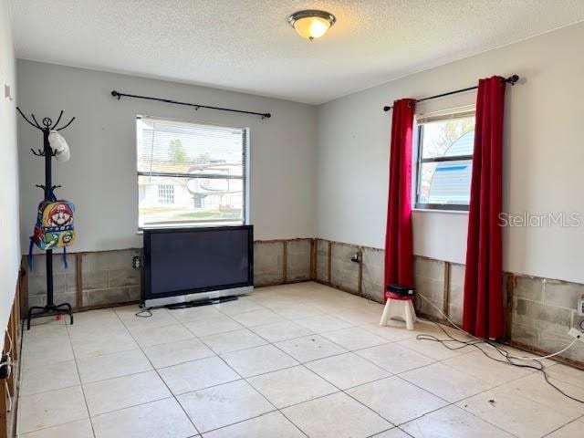 empty room featuring a textured ceiling