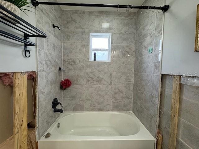 bathroom with tiled shower / bath