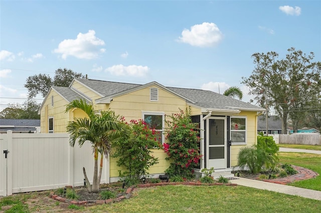 view of front of property featuring a front lawn