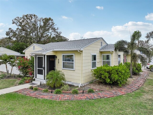 view of front of house featuring a front yard