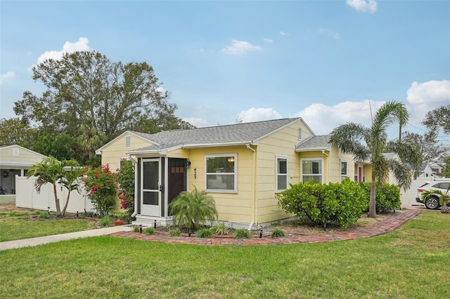 view of front of property featuring a front yard