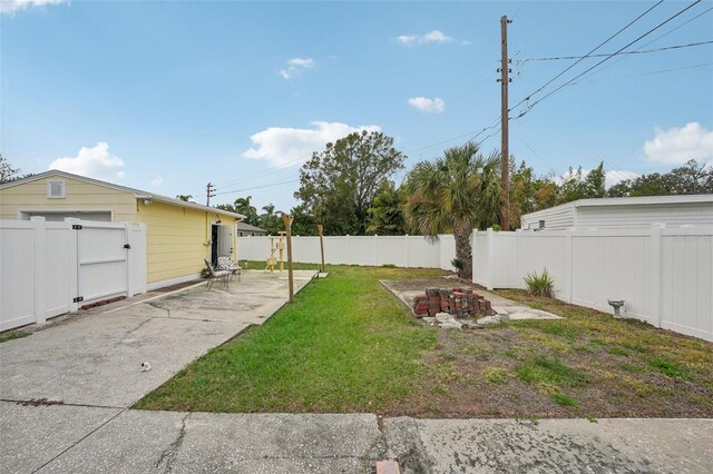 view of yard featuring a patio