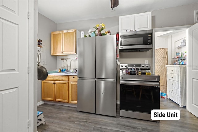 kitchen featuring ceiling fan, sink, stainless steel appliances, and dark wood-type flooring