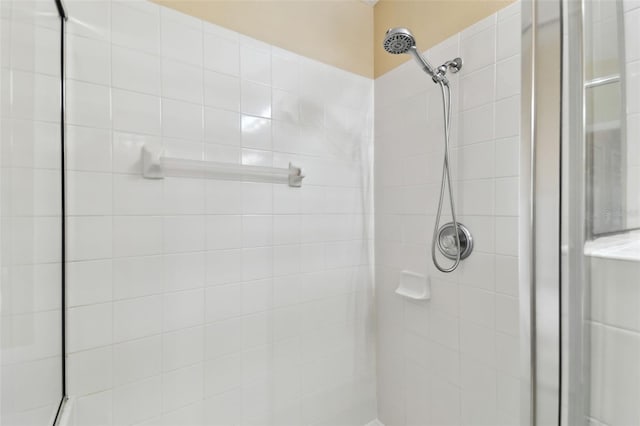 bathroom featuring a tile shower