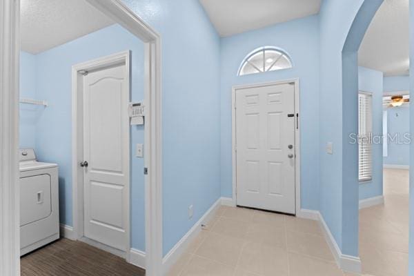 entryway with washer / clothes dryer