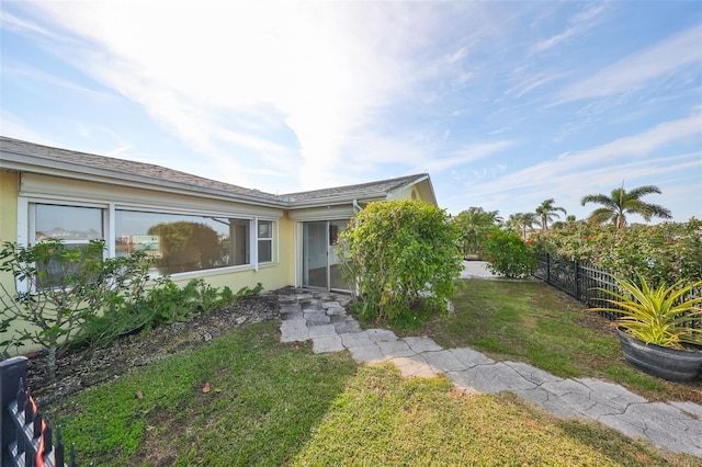 view of front of home featuring a front lawn