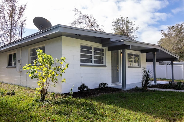 view of front of house featuring a front lawn