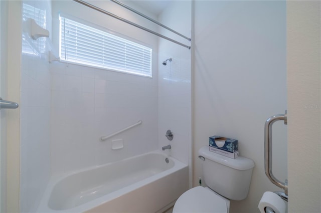 bathroom with tiled shower / bath and toilet