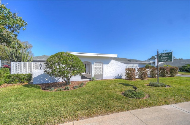 single story home with a front yard