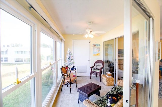 sunroom with ceiling fan