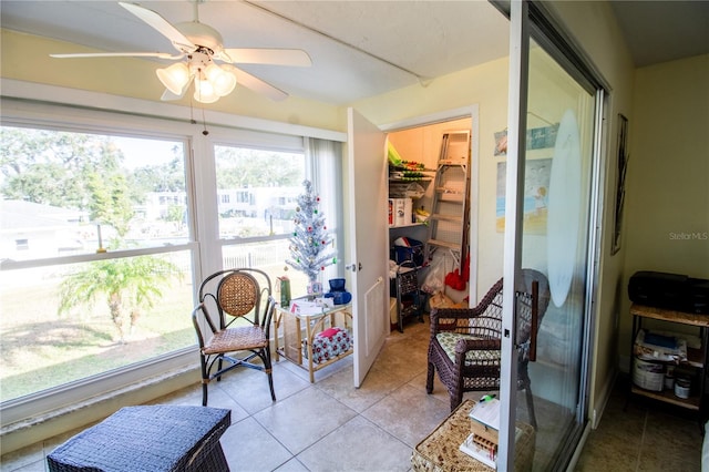 sunroom with ceiling fan