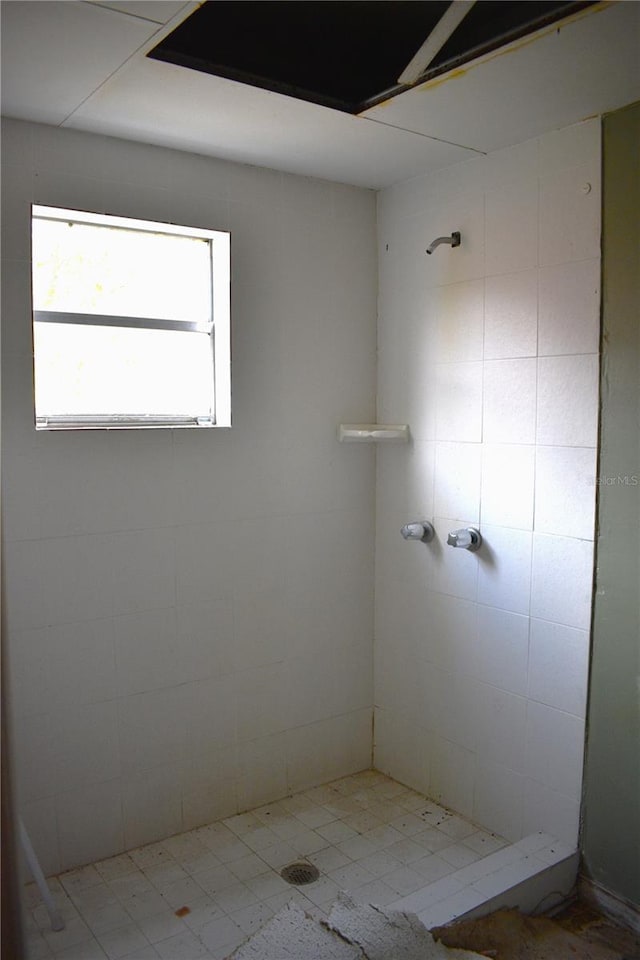 bathroom featuring a tile shower