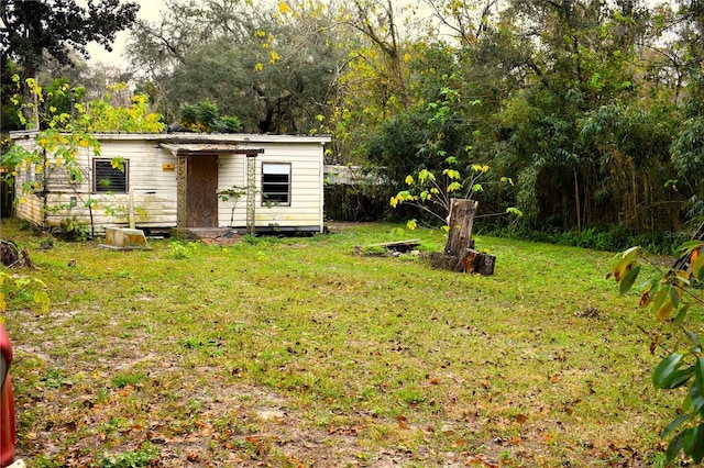 view of yard with a shed