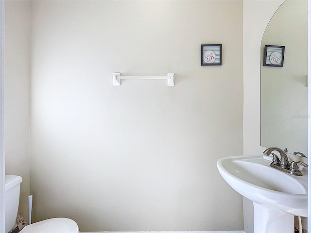 bathroom featuring toilet and sink