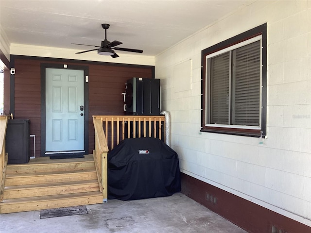 property entrance featuring ceiling fan