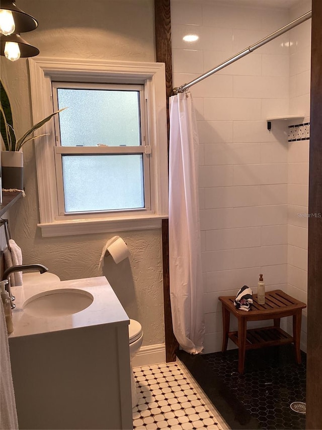 1529 Paloma Ln, Dunedin, FL 34698 - bathroom with a tile shower, toilet, and vanity