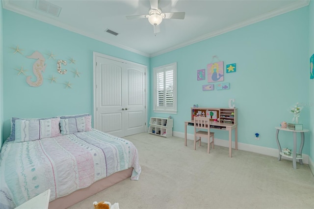 bedroom with a closet, ceiling fan, and light colored carpet