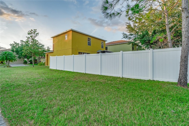 view of yard at dusk