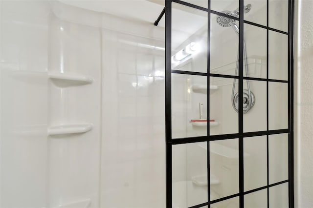 bathroom featuring a tile shower