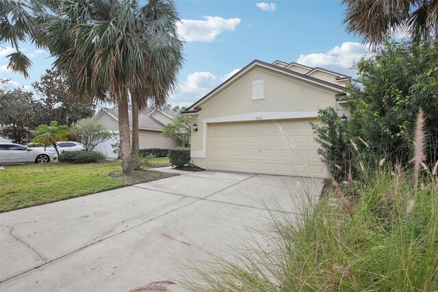 view of front of property featuring a front lawn and a garage