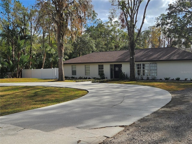 ranch-style home featuring a front yard