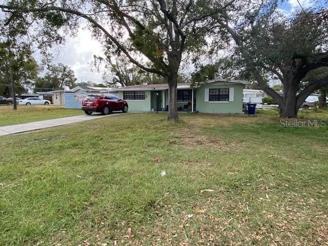 single story home with a front lawn