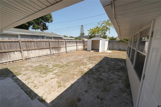 view of yard with a storage unit