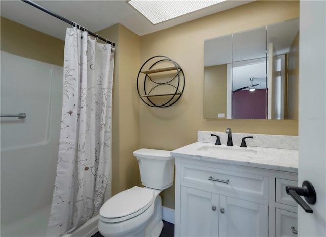 bathroom featuring a shower with shower curtain, vanity, toilet, and ceiling fan