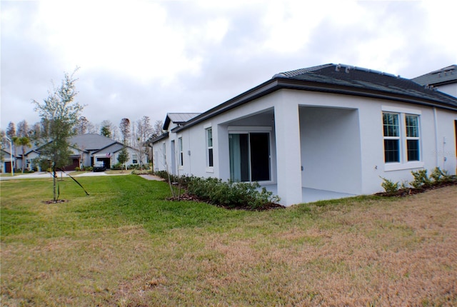 view of side of property featuring a lawn