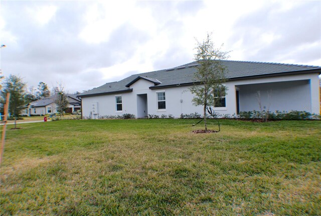 back of house featuring a yard