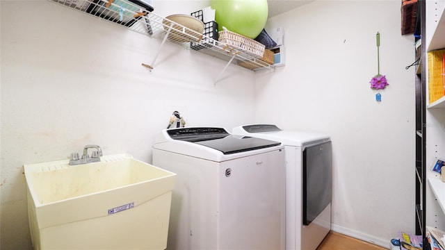 laundry room with sink and independent washer and dryer