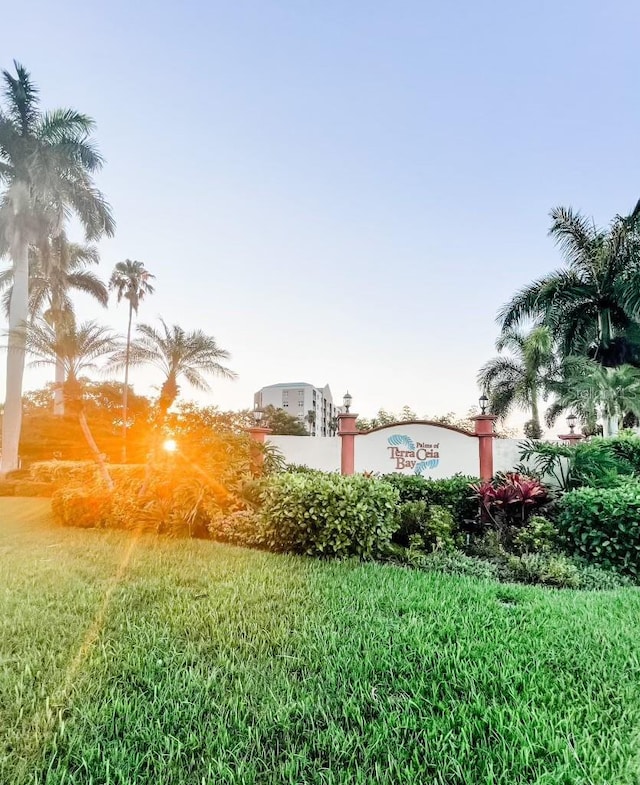 view of yard at dusk