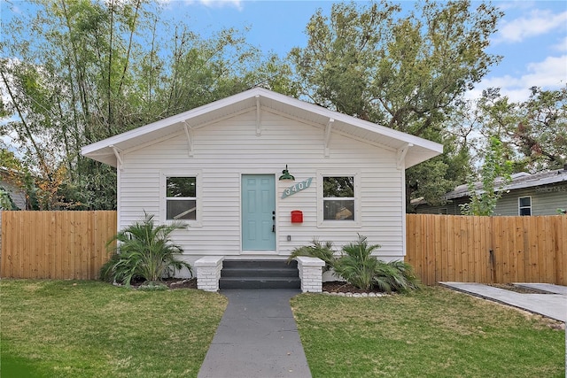 bungalow featuring a front lawn