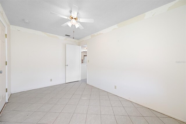 unfurnished room with a textured ceiling and ceiling fan