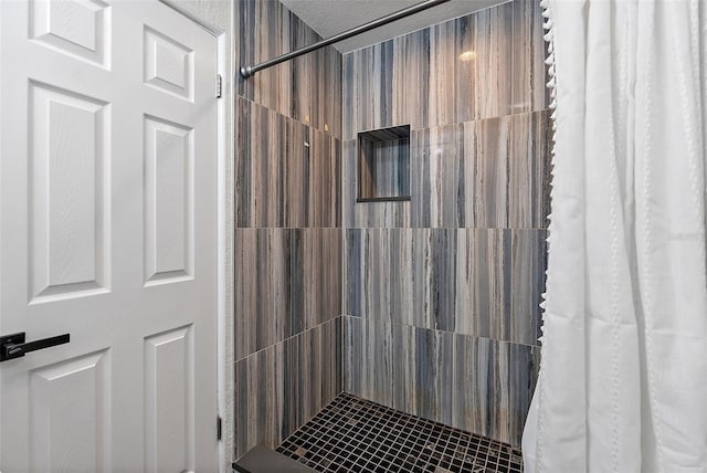 bathroom featuring a shower with shower curtain