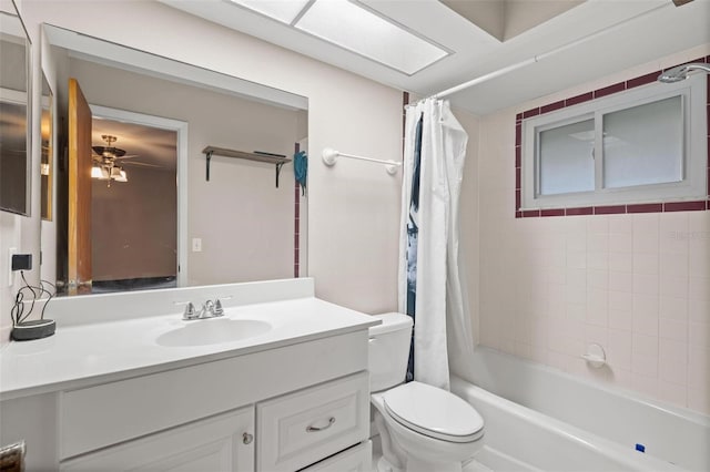 full bathroom featuring shower / bathtub combination with curtain, ceiling fan, vanity, and toilet