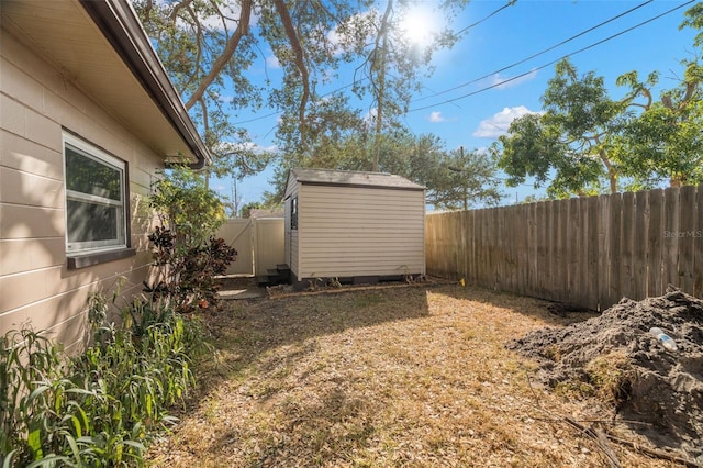 view of yard with a storage shed