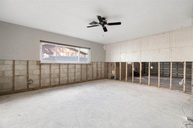 empty room featuring ceiling fan and concrete flooring