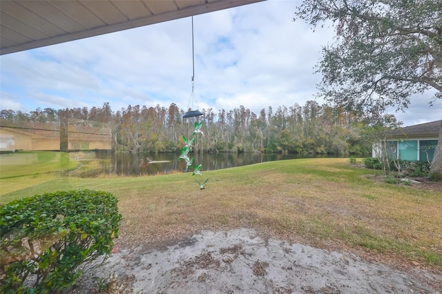 view of yard featuring a water view