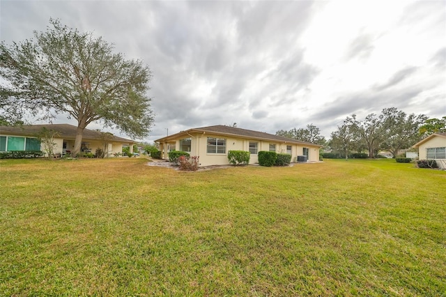 2003 Halmrock Pl, Sun City Center, FL 33573 - view of green lawn