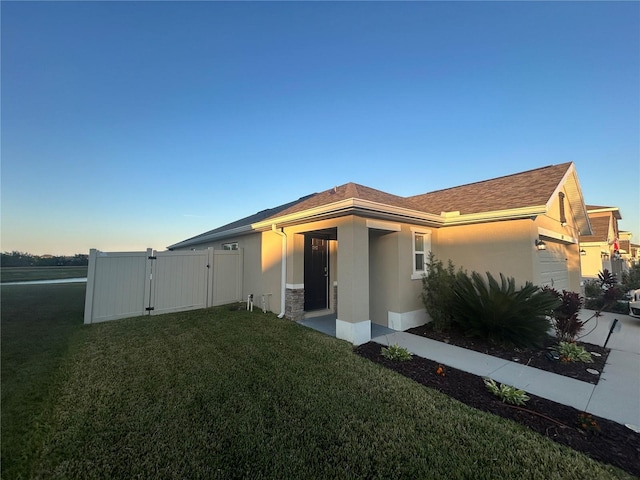 view of front of home featuring a front yard and a garage