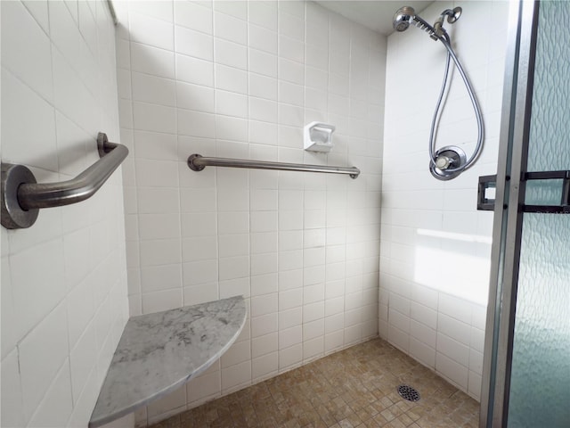 bathroom featuring tiled shower