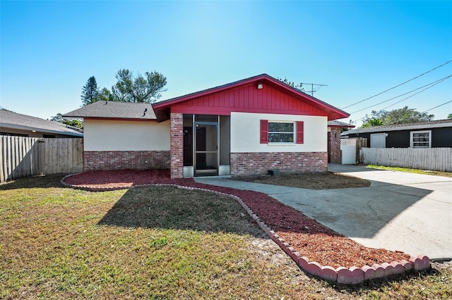 view of front facade featuring a patio and a front yard