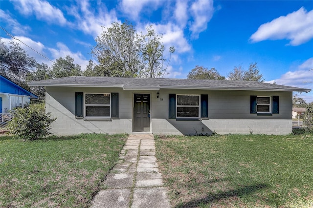 single story home featuring a front lawn