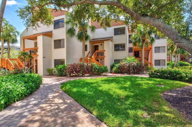 view of front of property featuring a front yard