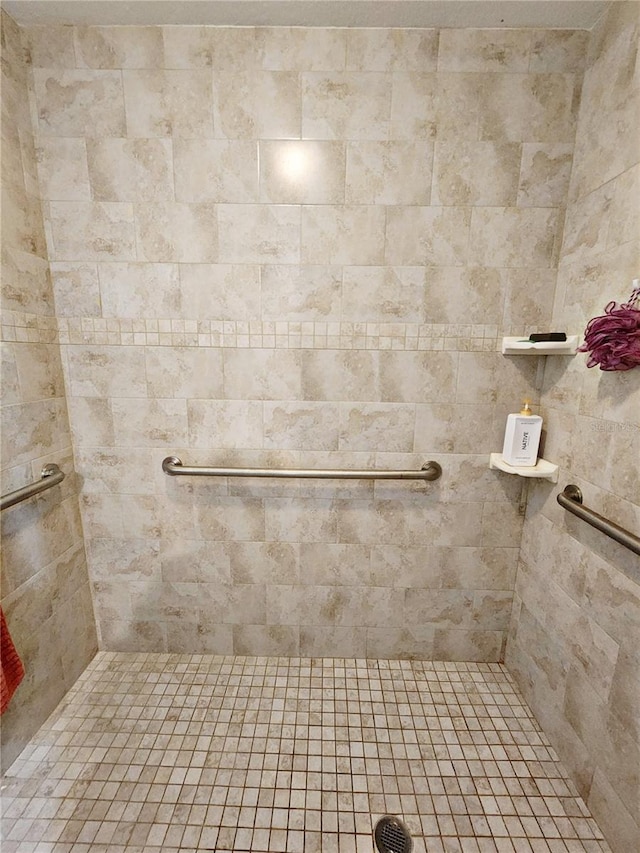 bathroom featuring a tile shower