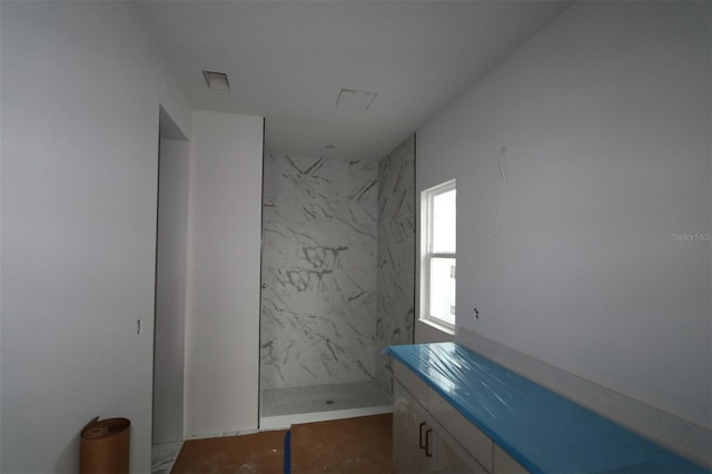 bathroom featuring tiled shower